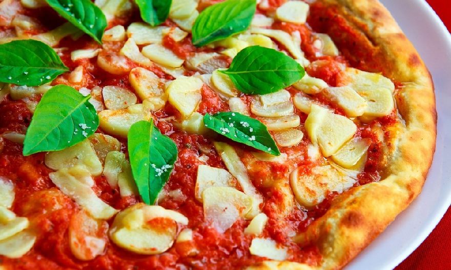 Leckere Pizza frisch aus dem Steinofen wie bei der Pizzeria Stefano´s mit leckeren italienischen Essen in Lippstadt.